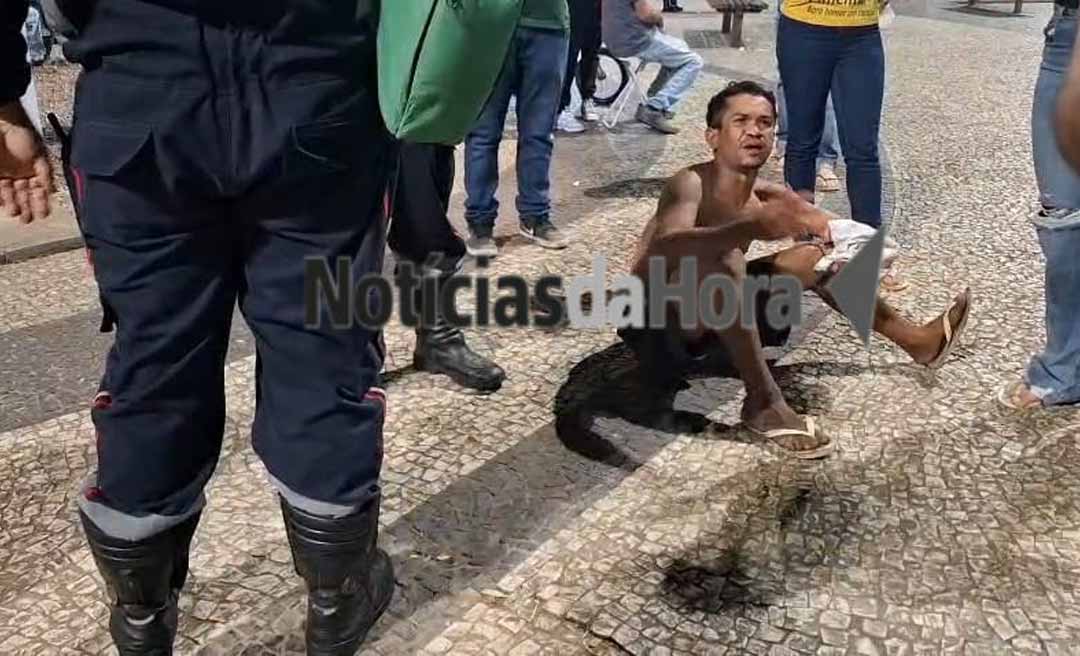 Homem em situação de rua é espancado a golpes de ripa após acusação de roubo em praça no Centro de Rio Branco