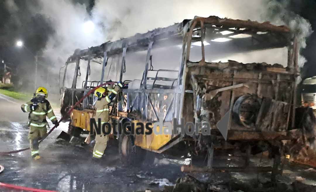Ônibus com quadrilha junina pega fogo na Vila Acre a caminho de apresentação no Quinari