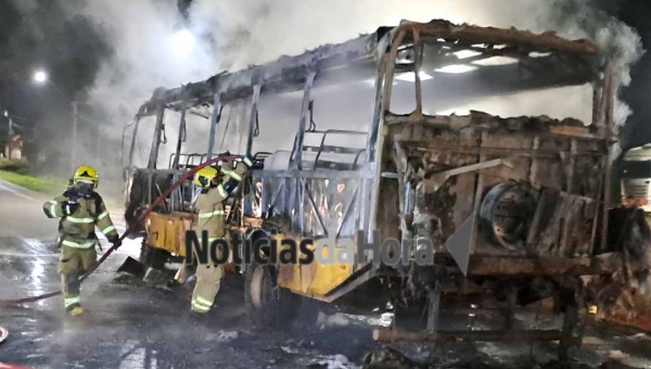 Ônibus com quadrilha junina pega fogo na Vila Acre a caminho de apresentação no Quinari