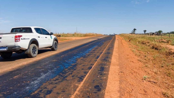 Deracre conclui imprimação e se prepara para aplicar asfalto na Estrada da Variante na AC-380