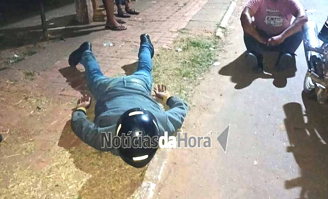 Homem é preso em flagrante durante tentativa de assalto a mulher em parada de ônibus na Estrada do Calafate