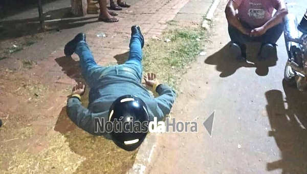 Homem é preso em flagrante durante tentativa de assalto a mulher em parada de ônibus na Estrada do Calafate