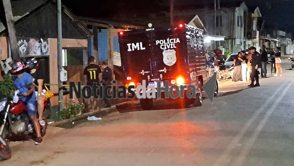 Jovem morre e adolescente fica gravemente ferido no bairro 15 após ataque de homens armados; mais de 20 disparos foram efetuados