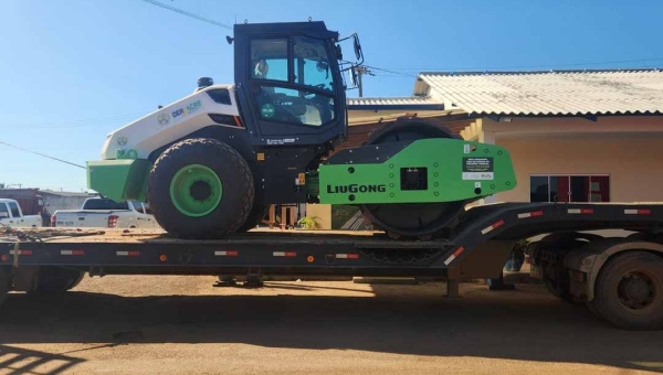 Deracre impulsiona Operação Verão com envio de rolos compactadores a sete municípios do Acre