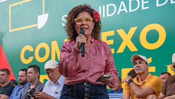 Perpétua Almeida comemora assinatura de acordo para ferrovia entre Acre e Peru