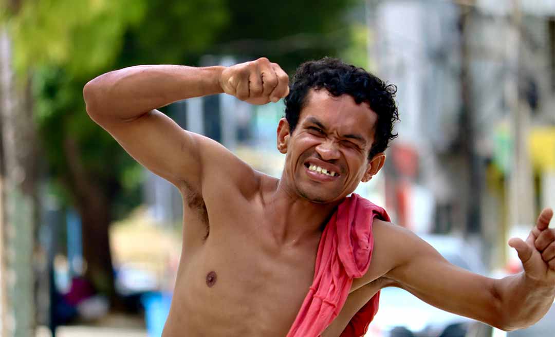 Vídeo mostra homem em situação de rua sendo agredido no Centro de Rio Branco; Ministério Público investiga o caso