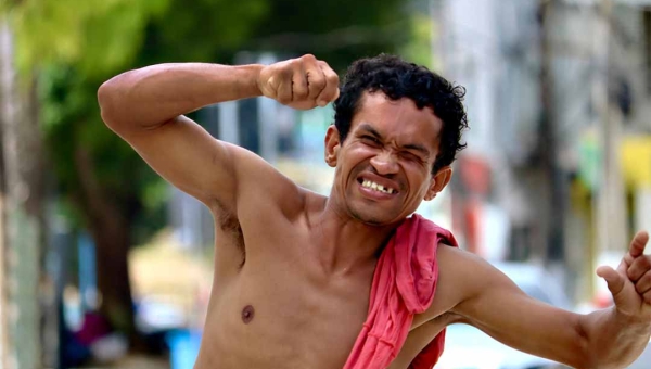 Vídeo mostra homem em situação de rua sendo agredido no Centro de Rio Branco; Ministério Público investiga o caso