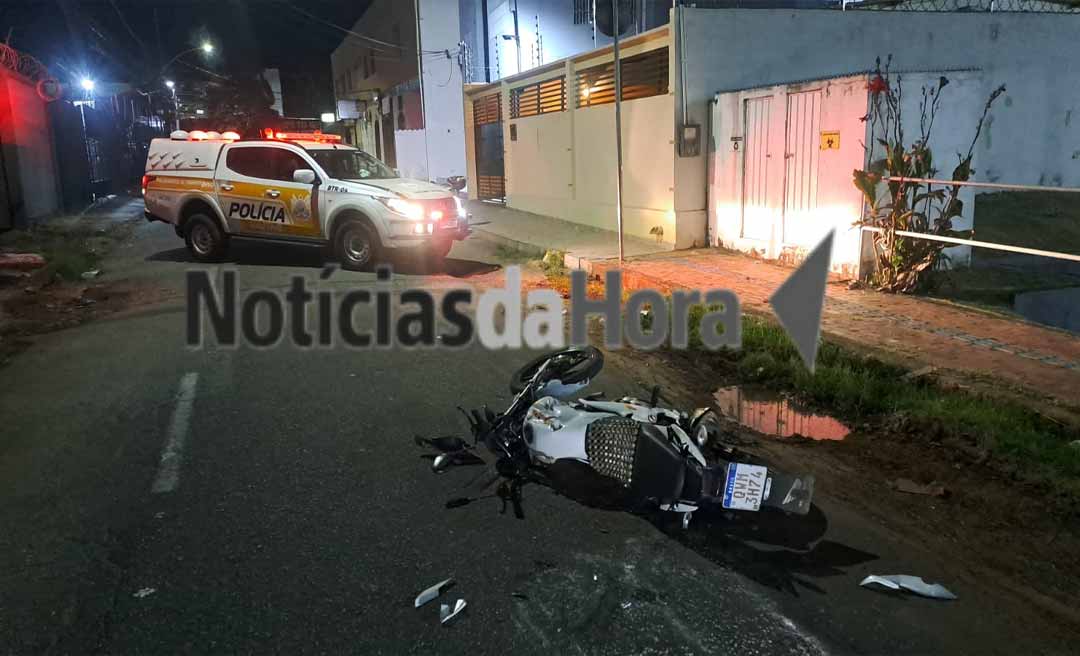 Mototaxista fica gravemente ferido após caminhonete avançar preferencial em cruzamento no bairro Bosque; motorista fugiu sem prestar socorro