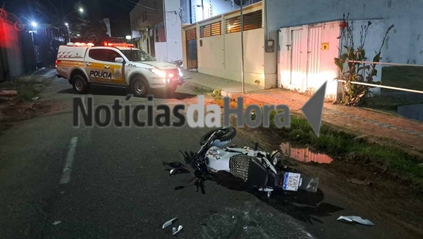 Mototaxista fica gravemente ferido após caminhonete avançar preferencial em cruzamento no bairro Bosque; motorista fugiu sem prestar socorro