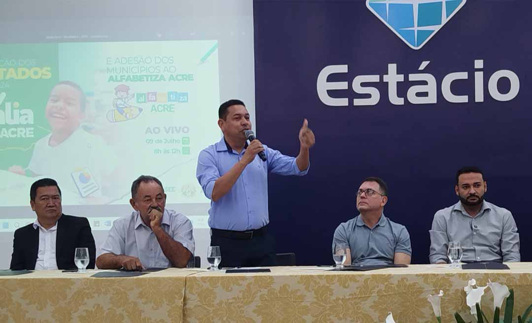 Prefeito Jerry Correia participa de evento estadual e assina adesão ao Programa Alfabetiza Acre