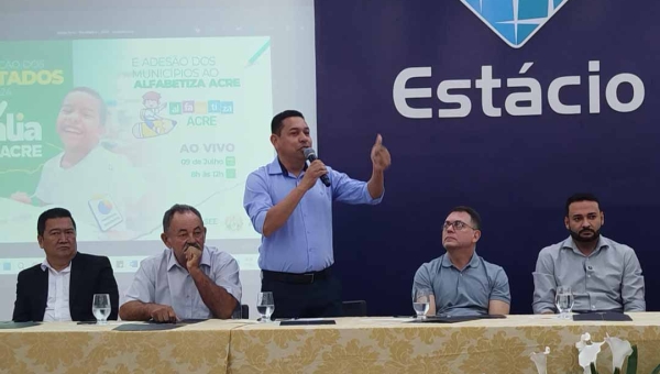 Prefeito Jerry Correia participa de evento estadual e assina adesão ao Programa Alfabetiza Acre