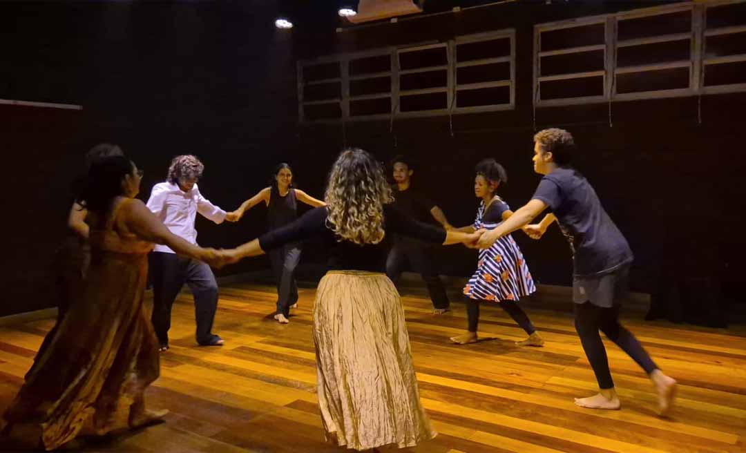 Inclusão e transformação social: Escola Beija-Flor entrega certificado de curso de Iniciação ao Teatro
