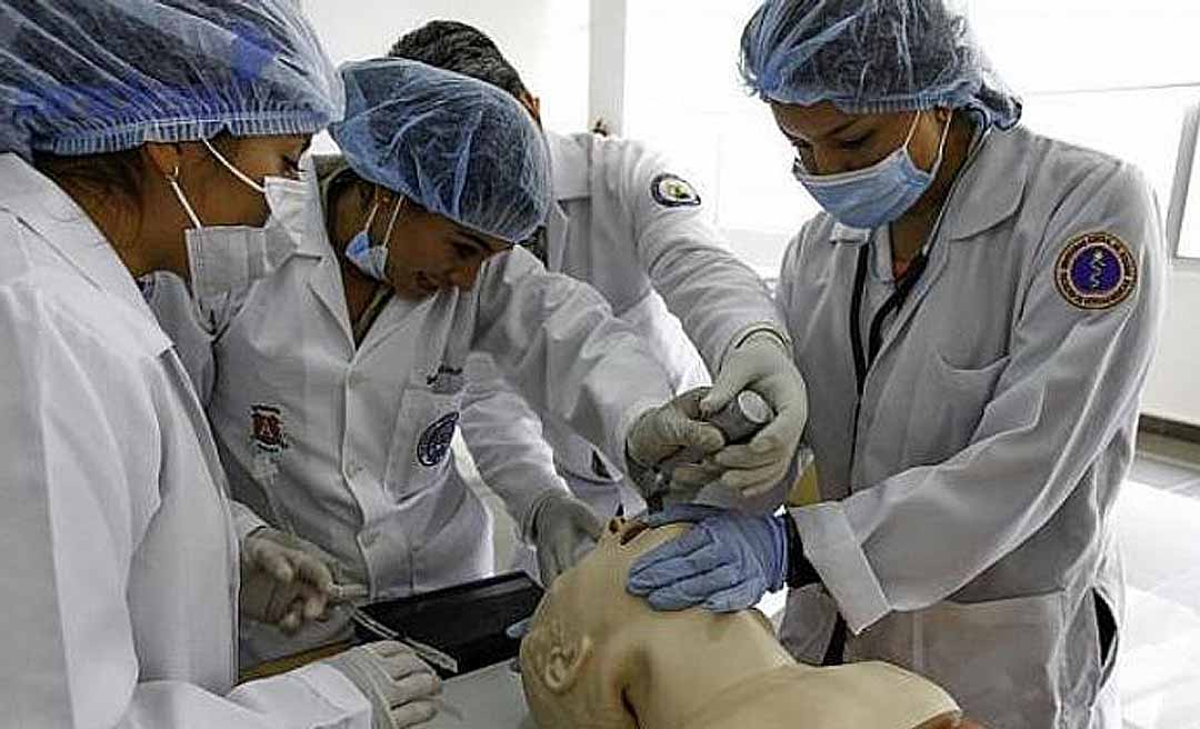 Estudantes brasileiros relatam possíveis abusos e irregularidades em faculdade de Medicina na Bolívia