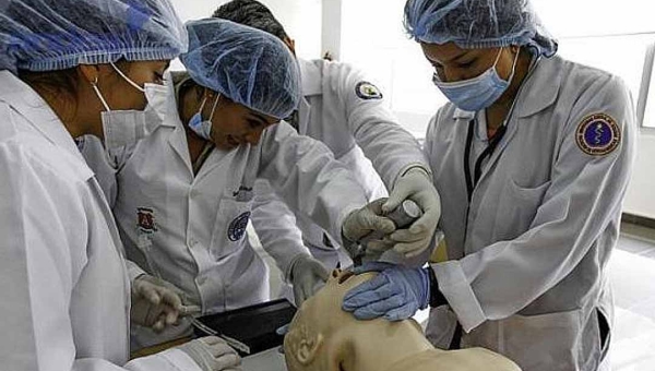 Estudantes brasileiros relatam possíveis abusos e irregularidades em faculdade de Medicina na Bolívia