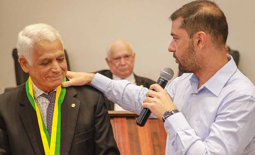 Nicolau Júnior homenageia Elson Santiago com Comenda do Mérito Legislativo e exalta legado da família