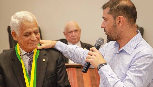 Nicolau Júnior homenageia Elson Santiago com Comenda do Mérito Legislativo e exalta legado da família