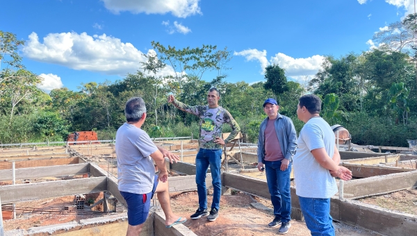 Prefeito Jerry Correia se reúne com moradores da comunidade do Icuriã, no Rio Iaco, e reforça compromisso com a comunidade   