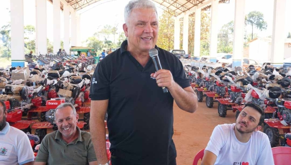 Petecão entrega a Acrelândia máquinas e equipamentos que somam mais de R$ 1 milhão