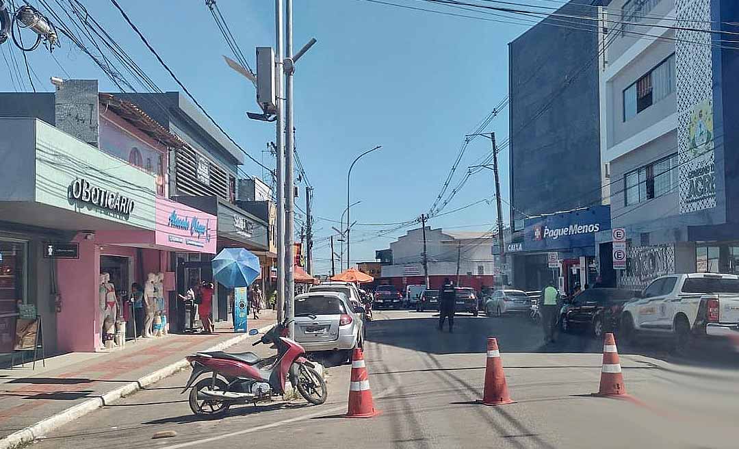 Com bloqueio em frente à sede da Polícia Penal e na Ceará, familiares denunciam maus-tratos a detentos em presídio de Rio Branco