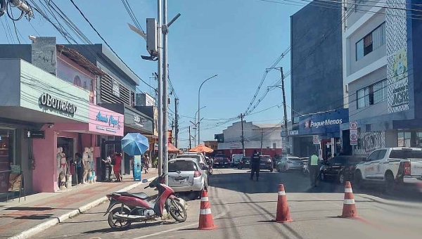 Com bloqueio em frente à sede da Polícia Penal e na Ceará, familiares denunciam maus-tratos a detentos em presídio de Rio Branco