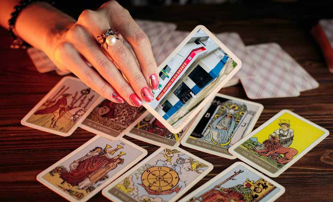 Os segredos do tarô e da boa lábia da cartomante que cuida do vereador que pula a cerca com novinhas