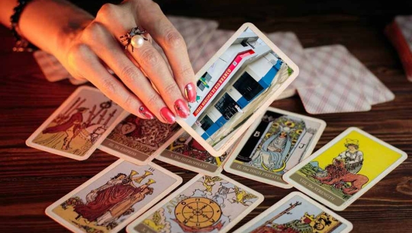 Os segredos do tarô e da boa lábia da cartomante que cuida do vereador que pula a cerca com novinhas