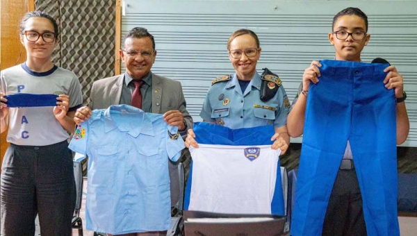 Gonzaga entrega mais de 2 mil fardamentos para a Guarda Mirim que vão beneficiar centenas de crianças na capital e Juruá