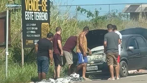 Carro de idoso pega fogo na Estrada do Calafate, em Rio Branco, na manhã deste domingo; veículo teria saído de oficina