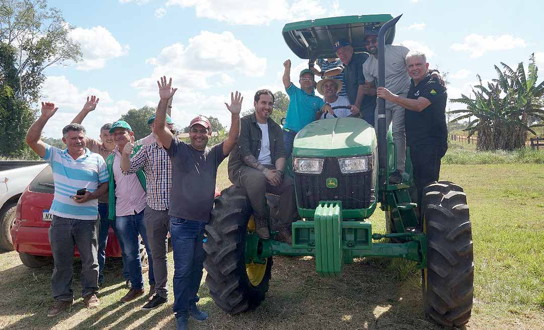 Petecão entrega trator a produtores rurais de Plácido de Castro e reforça apoio à agricultura familiar