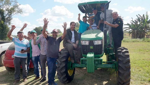 Petecão entrega trator a produtores rurais de Plácido de Castro e reforça apoio à agricultura familiar