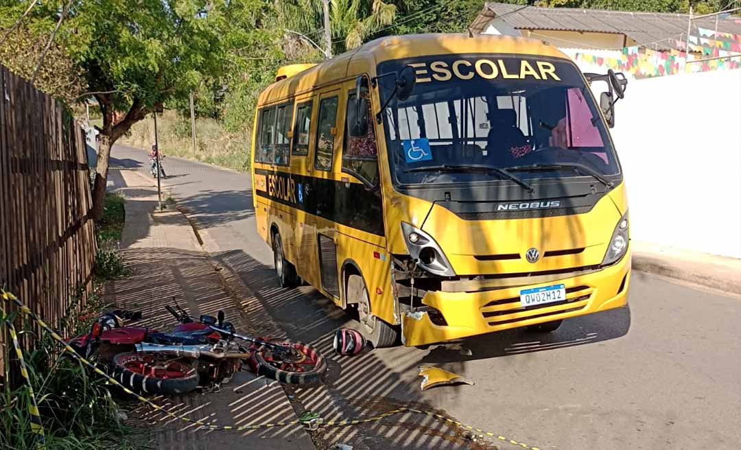 Dupla em motocicleta sofre fratura exposta após colisão com ônibus escolar durante fuga policial em Rio Branco