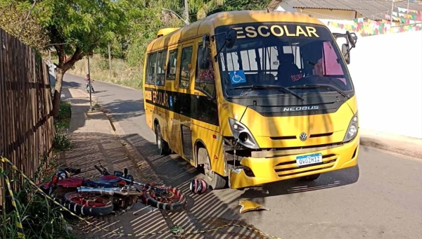 Dupla em motocicleta sofre fratura exposta após colisão com ônibus escolar durante fuga policial em Rio Branco