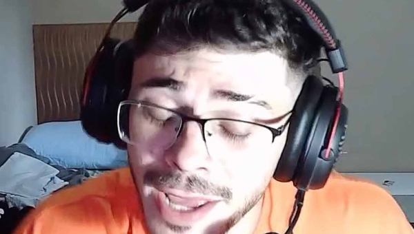 Pedro Shatatt reage aos melhores momentos do "Papo Informal": humor, ironia e uma pitada de céu superlotado