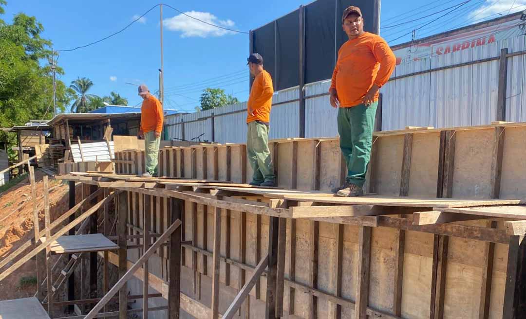 Deracre executa obra de rampa no Rio Iaco para facilitar a vida dos ribeirinhos em Sena Madureira