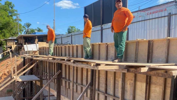 Deracre executa obra de rampa no Rio Iaco para facilitar a vida dos ribeirinhos em Sena Madureira