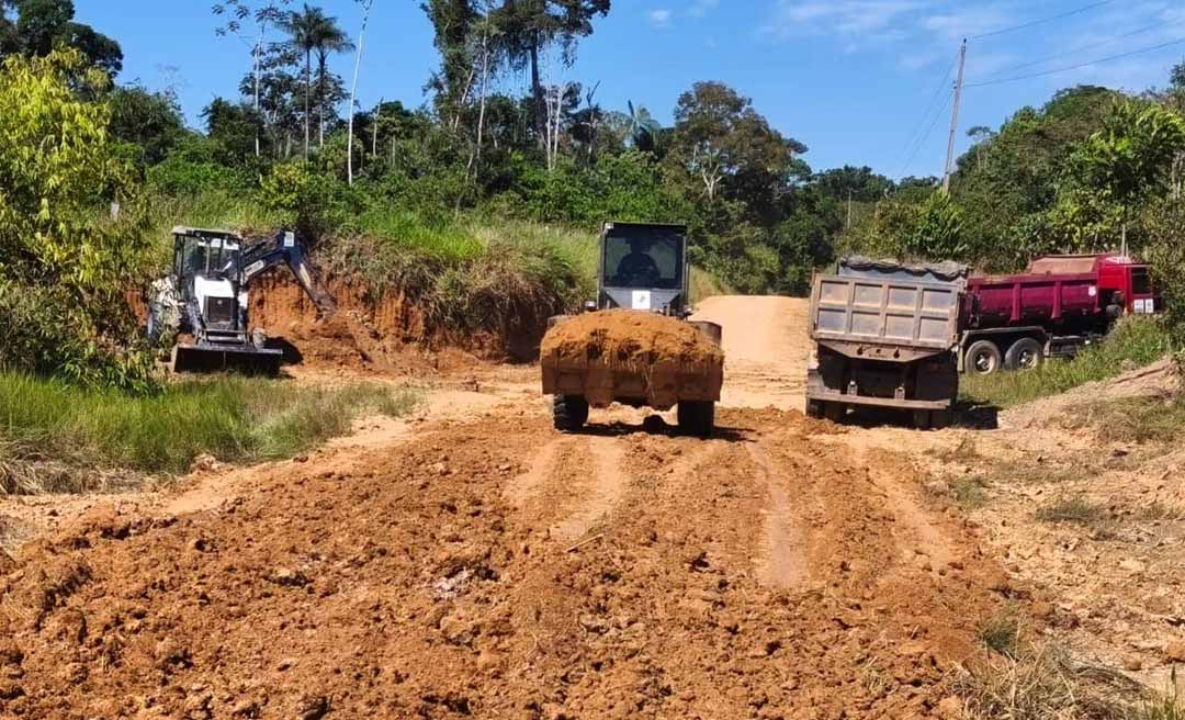 Com 37 km concluídos, Deracre executa reabertura do Ramal Joaquim Souza, em Feijó
