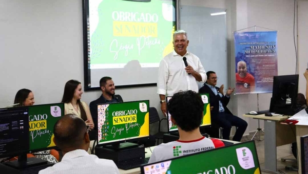 Petecão entrega laboratório de informática ao IFAC e anuncia o primeiro planetário fixo dos Institutos Federais na região Norte