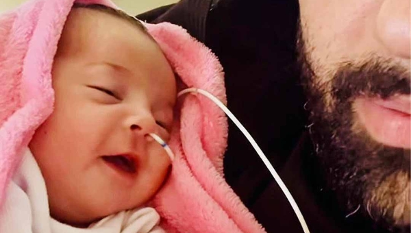 Bebê vítima de queimaduras em maternidade do Acre aparece sorrindo em vídeo divulgado pelo pai