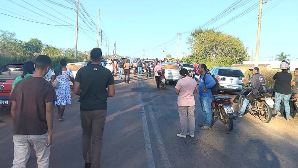 Posseiros expulsos de terras bloqueiam rodovia AC-10, na Estrada de Porto Acre, em protesto contra reintegração de posse