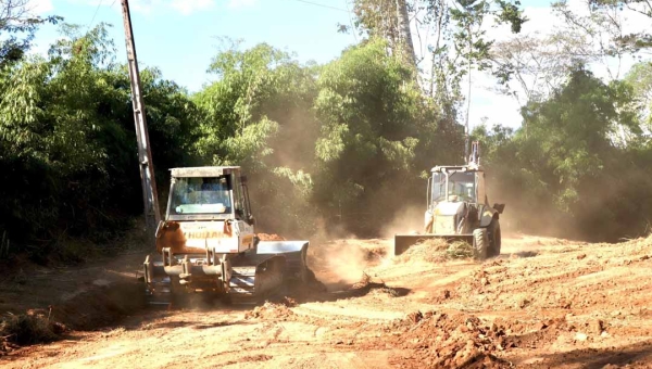 Com Operação Verão, Deracre e Prefeitura de Assis Brasil executam melhorias no Ramal Km 13