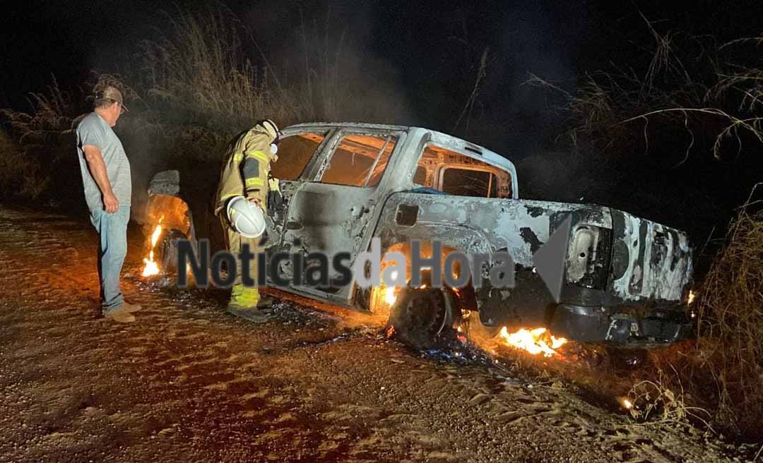 Caminhonete é encontrada em chamas por populares em ramal da estrada de Porto Acre