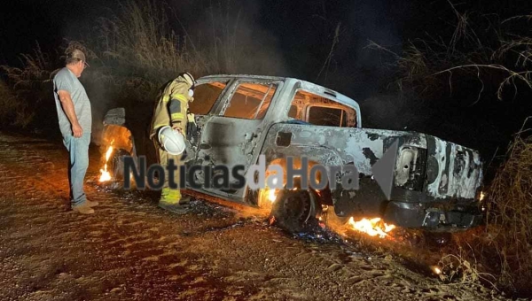 Caminhonete é encontrada em chamas por populares em ramal da estrada de Porto Acre