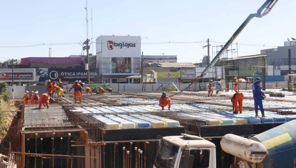 Prefeito Tião Bocalom visita obras do Mercado Elias Mansour e anuncia avanço da segunda fase de concretagem: “Graças a Deus, está dentro do cronograma”