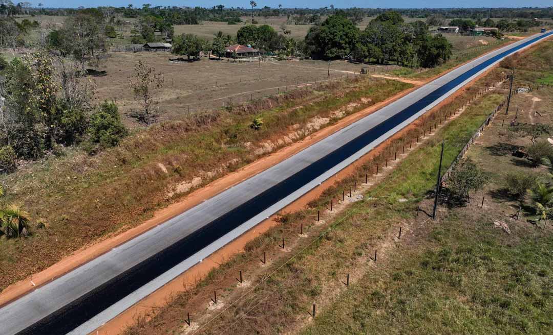 Governador Gladson Cameli e presidente do Deracre, Sula Ximenes, acompanham avanço das obras na AC-445