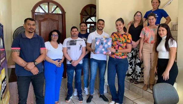 Centro Pop recebe doação de equipamento multimídias para reforçar ações educativas