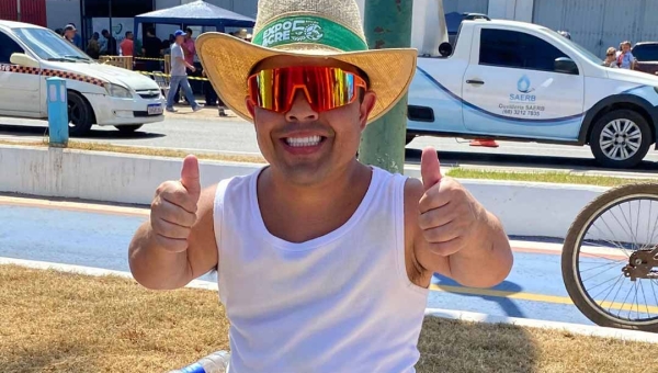 Ex-integrante do Pânico, humorista Pedrinho marca presença na Cavalgada da Expoacre 2025: “Tô impressionado com a energia dessa galera”