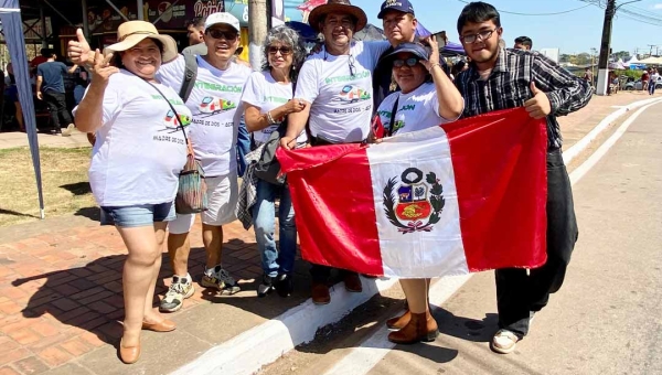 Família peruana viaja quase 600 quilômetros para participar da Cavalgada que abre a Expoacre 2025: “Integração entre os países vizinhos”