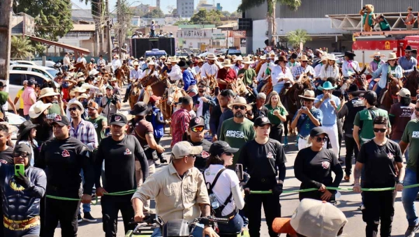 Cavalgada 2025 abre 50ª edição da Expoacre; feira segue até o dia 3 de agosto com expectativa de recorde de público e geração de milhões em negócios