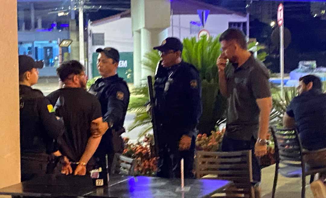 Inconformado com fim de relacionamento, homem invade restaurante e tenta matar ex-companheira em Rio Branco
