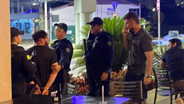 Inconformado com fim de relacionamento, homem invade restaurante e tenta matar ex-companheira em Rio Branco